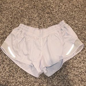 White lulu lemon hotty hot shorts 2.5”